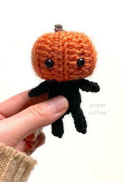 wzór amigurumi jesienny dynia ludzik na szydełku haloween