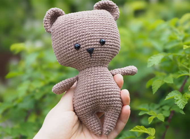 zabawka miś amigurumi na szydełku darmowy schemat